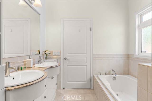 4811 Heaven Avenue, Woodland Hills CA: https://media.crmls.org/medias/f337526c-3e3b-40f3-861d-d556c9f0d5e6.jpg