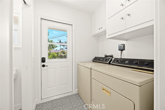 19558 E Dexter Street, Covina CA: https://media.crmls.org/medias/f3387087-fbcf-4d5d-8e40-338bdbfcda6e.jpg