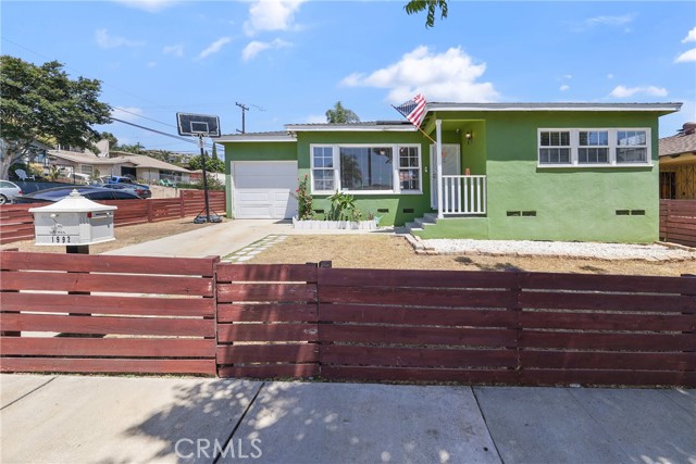 1992 Raymond Avenue, Signal Hill CA: https://media.crmls.org/medias/f33a7653-3475-4781-a9ae-40ded25ca2ec.jpg