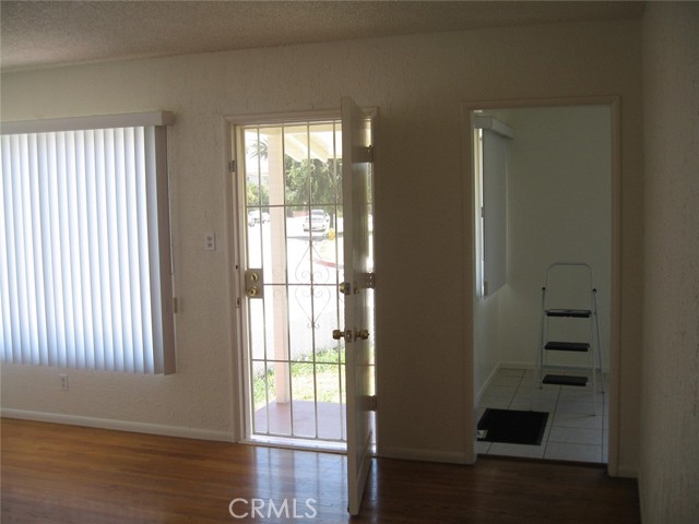 560 W Hamilton Avenue, San Pedro CA: https://media.crmls.org/medias/f33d1e58-83c0-4311-a686-e17aae03bd60.jpg