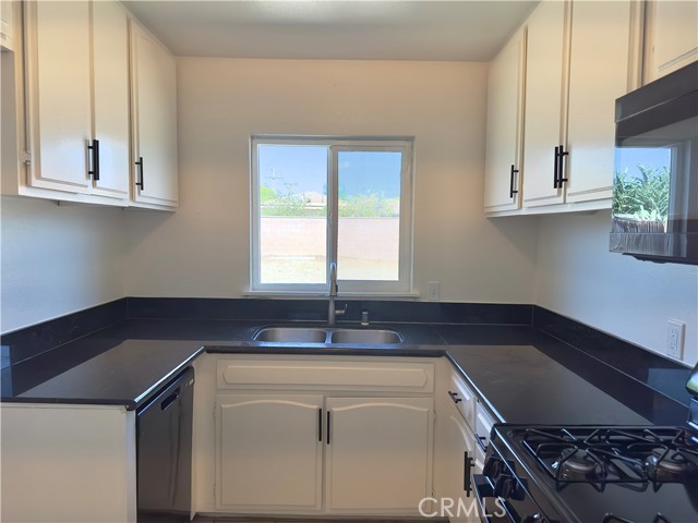 9459 Kaiser Avenue, Fontana CA: https://media.crmls.org/medias/f343c510-4f15-4257-9271-8cabf376cbb8.jpg