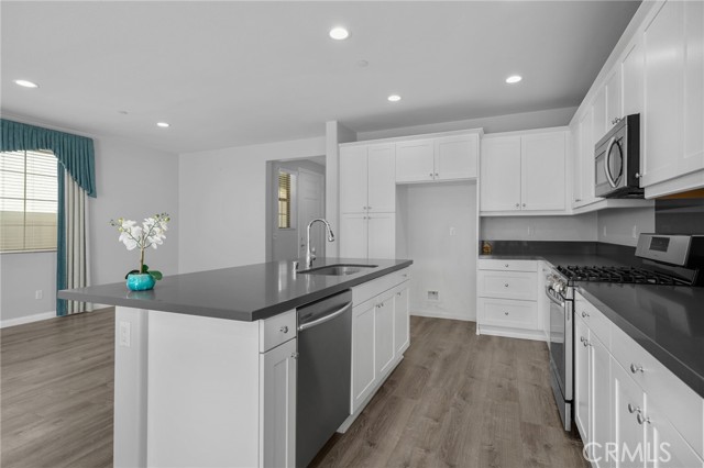 Detail Gallery Image 8 of 41 For 3170 E Painted Crescent St, Ontario,  CA 91762 - 4 Beds | 3 Baths