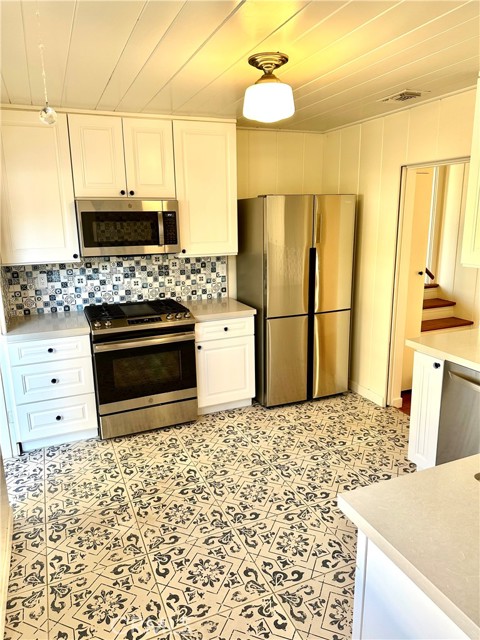 425 Monterey Drive, Laguna Beach CA: https://media.crmls.org/medias/f346e966-45b4-445c-9acd-a95ff0765271.jpg