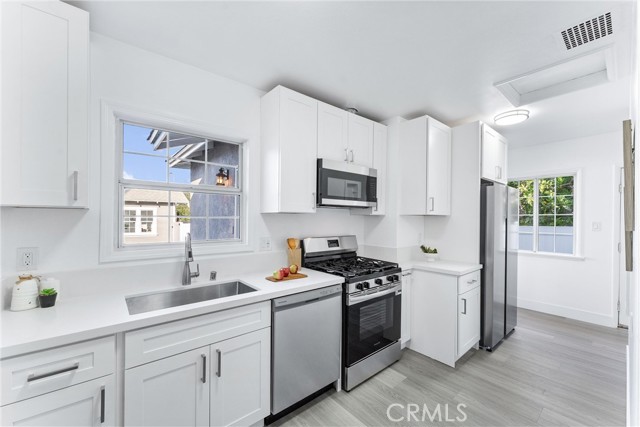 765 Loma Avenue, Long Beach CA: https://media.crmls.org/medias/f34748bf-5e50-418b-8ed9-225eebd0d1aa.jpg