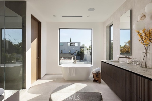 Detail Gallery Image 15 of 33 For 419 Harper Ave, Los Angeles,  CA 90048 - 6 Beds | 6/2 Baths