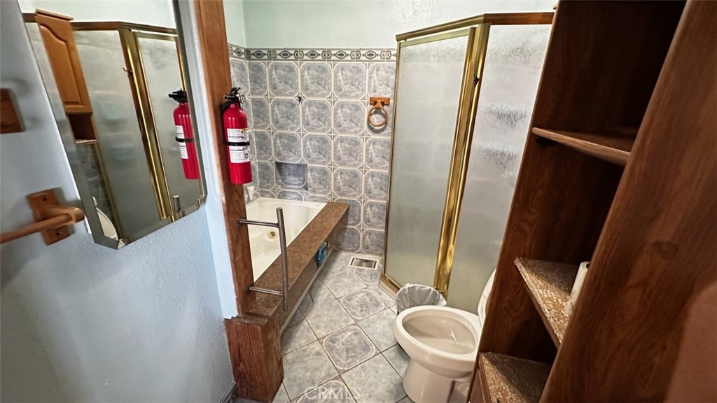 https://media.crmls.org/medias/f34db593-f7b6-4b81-b19c-50859841fcee.jpg?preset=X-Large