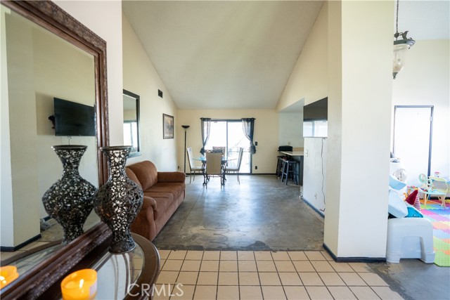 Detail Gallery Image 4 of 14 For 15168 Dakota, Victorville,  CA 92394 - 4 Beds | 2 Baths