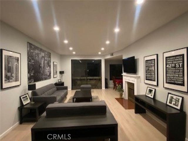 Detail Gallery Image 2 of 7 For 4430 Noble Ave #202,  Sherman Oaks,  CA 91403 - 2 Beds | 2 Baths