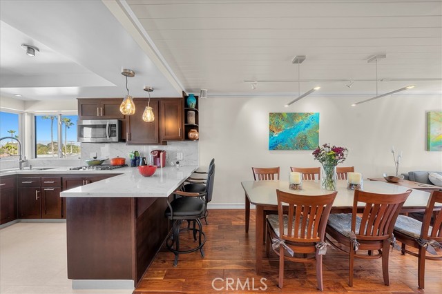 Detail Gallery Image 4 of 27 For 760 Manhattan Beach Blvd #B,  Manhattan Beach,  CA 90266 - 3 Beds | 3 Baths