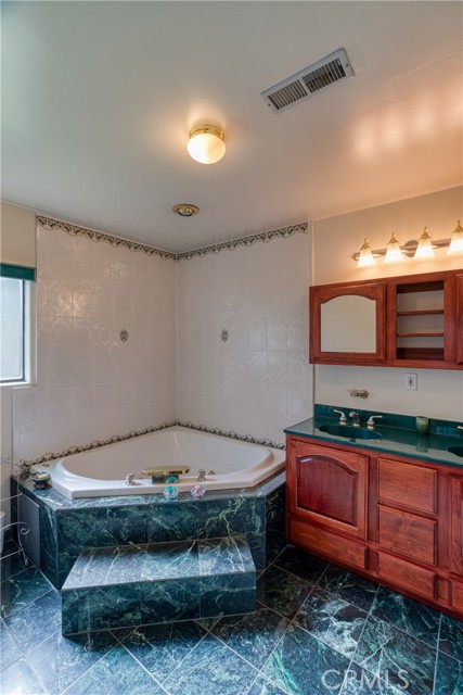 Detail Gallery Image 34 of 40 For 10049 Langdon, –,  CA 91345 - 3 Beds | 3 Baths