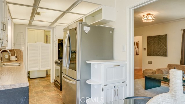 525 N Mariposa Street, Burbank CA: https://media.crmls.org/medias/f357a002-3dfd-46af-a6f7-f6391208cdc0.jpg