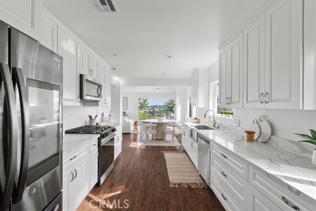 Detail Gallery Image 12 of 61 For 5160 Medina Rd, Woodland Hills,  CA 91364 - 3 Beds | 2/1 Baths