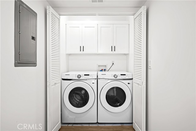 Detail Gallery Image 13 of 28 For 6700 Kester Ave, Van Nuys,  CA 91405 - 4 Beds | 4 Baths