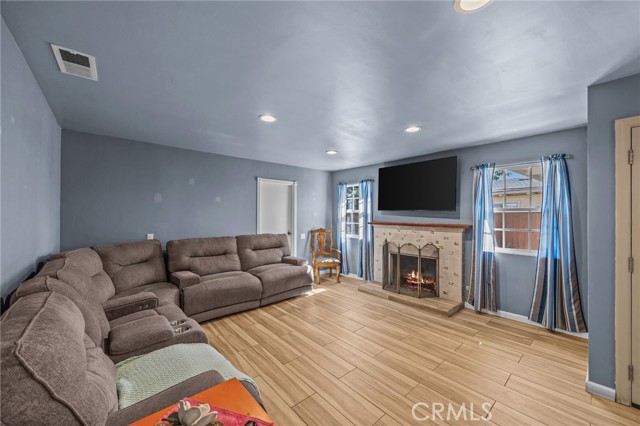 820 Cozy Court, Fallbrook CA: https://media.crmls.org/medias/f35c05e0-848d-4060-b6da-2a6d172588ba.jpg
