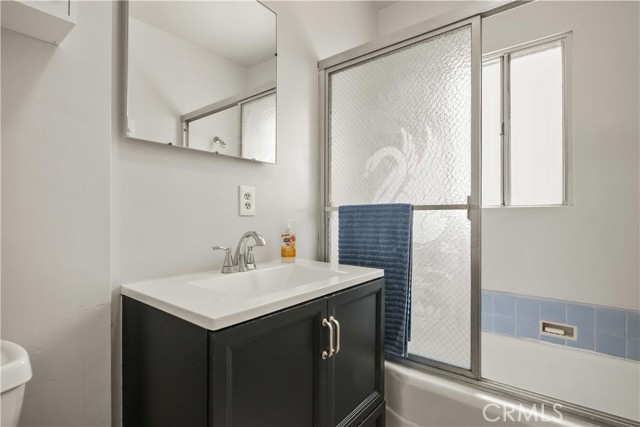 Detail Gallery Image 11 of 27 For 1200 N Valley St, Burbank,  CA 91505 - 4 Beds | 2 Baths