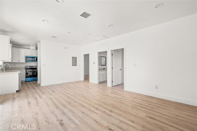 939 E 97th Street, Los Angeles CA: https://media.crmls.org/medias/f360a56d-403e-4488-95df-df1482b3d615.jpg