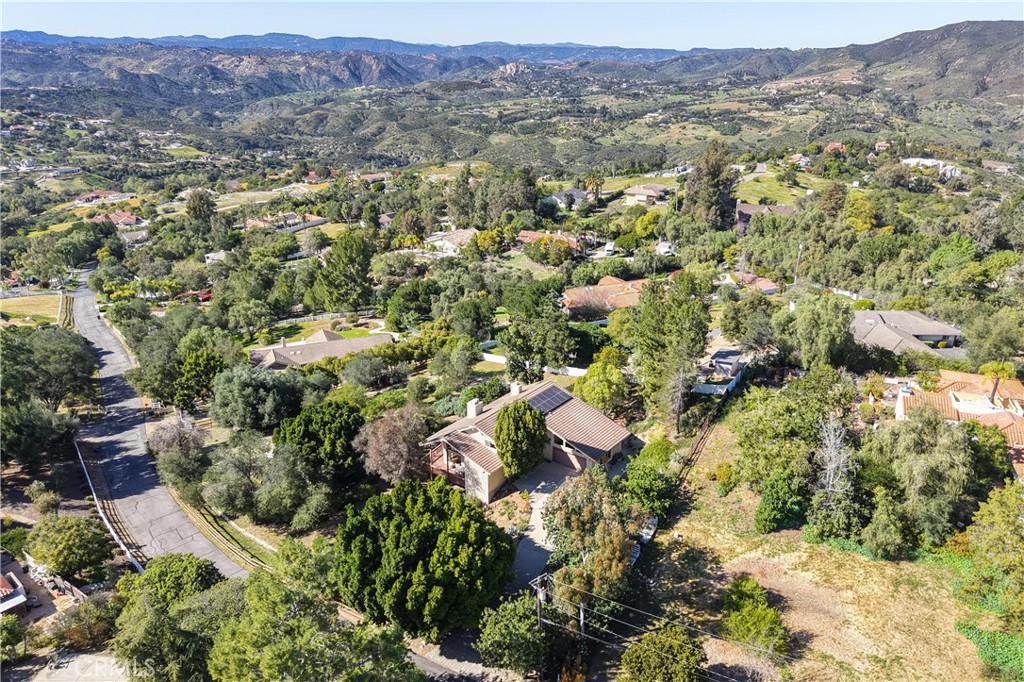 https://media.crmls.org/medias/f361e079-106e-4cd8-a643-1f8a0406bd06.jpg?preset=X-Large