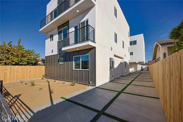 2402 S Cochran Avenue, Los Angeles CA: https://media.crmls.org/medias/f3663132-edd8-4b47-bbff-70104376974d.jpg