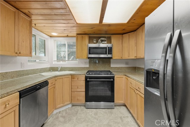 2368 Pine Drive, Running Springs CA: https://media.crmls.org/medias/f367029c-6d4c-4c60-a989-4891f4444cf8.jpg