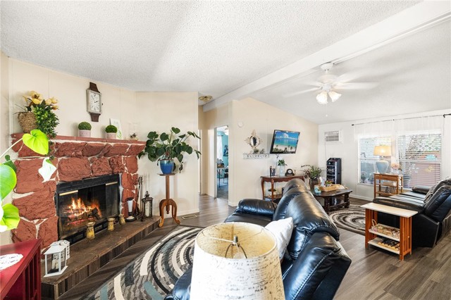 1097 N State Street, Hemet CA: https://media.crmls.org/medias/f36b7b36-2668-4ec3-be74-d1e60d9138b1.jpg