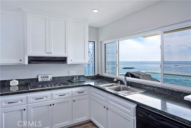 Detail Gallery Image 5 of 20 For 1249 Ocean Front #C,  Laguna Beach,  CA 92651 - 3 Beds | 2 Baths