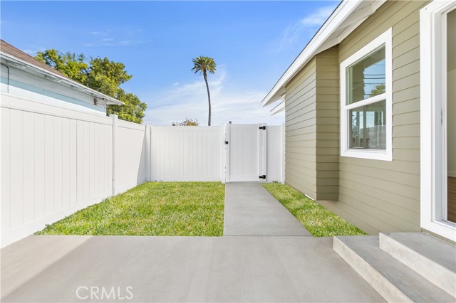 1027 E 10th St, Long Beach CA: https://media.crmls.org/medias/f3746697-7a47-4893-9984-54cc071742dc.jpg
