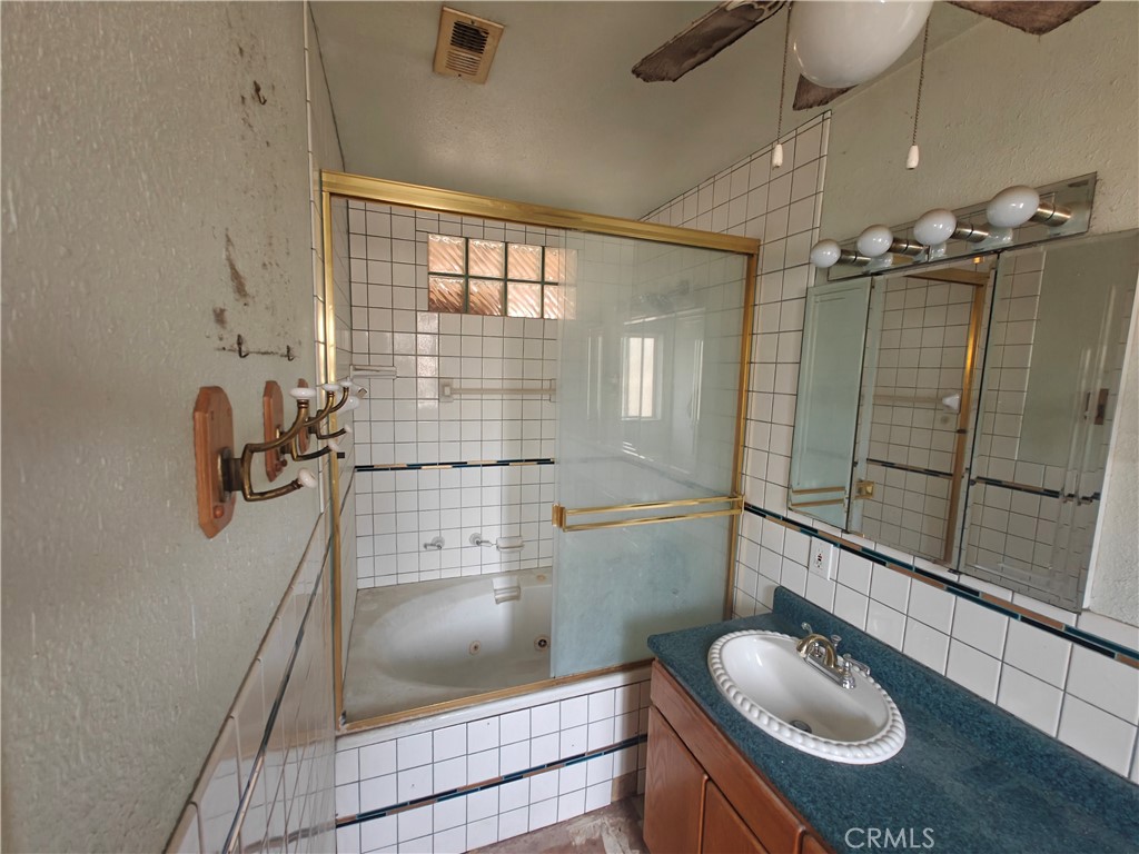 https://media.crmls.org/medias/f379e7a9-f10f-4928-8aaf-f77b9d3084a1.jpg?preset=X-Large