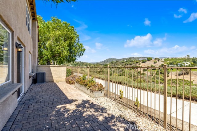 71 Via Almeria, San Clemente CA: https://media.crmls.org/medias/f37bdc23-ccda-497c-8f75-9aae10e3e253.jpg
