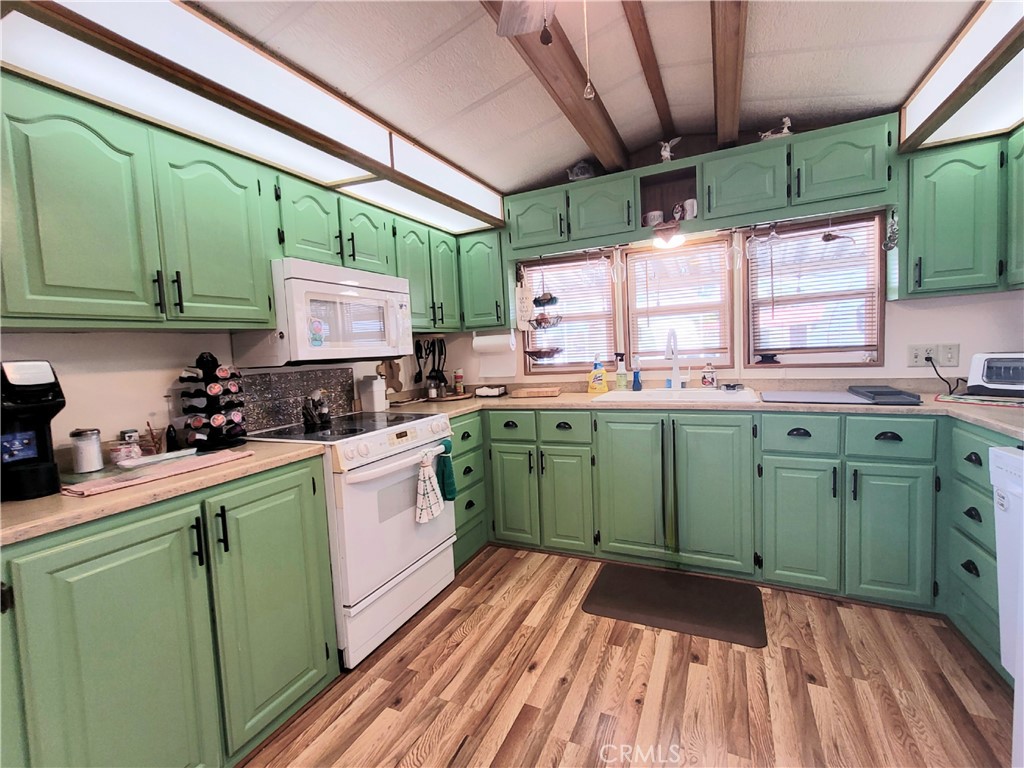 https://media.crmls.org/medias/f37c8bb0-e298-40c2-b268-58a8b2651f63.jpg?preset=X-Large