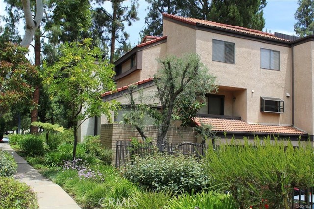 Detail Gallery Image 2 of 21 For 21820 Marylee St #225,  Woodland Hills,  CA 91367 - 3 Beds | 2/1 Baths