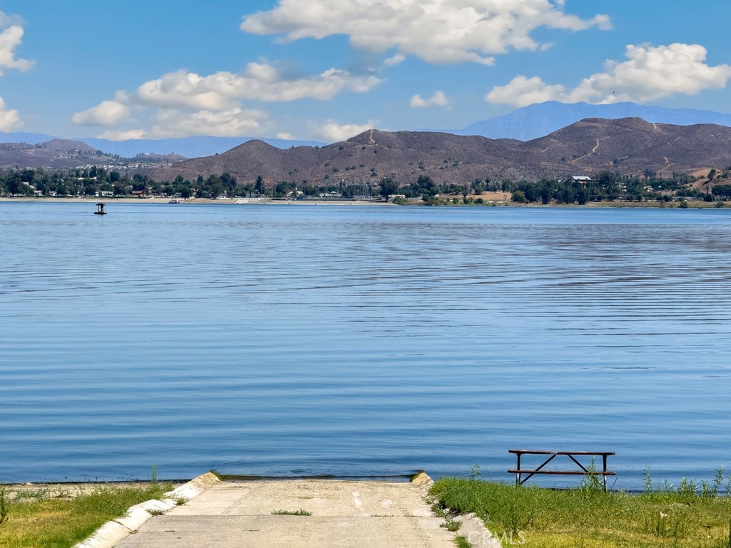 https://media.crmls.org/medias/f37e5621-0e67-48e8-be64-a63937b36a90.jpg?preset=X-Large