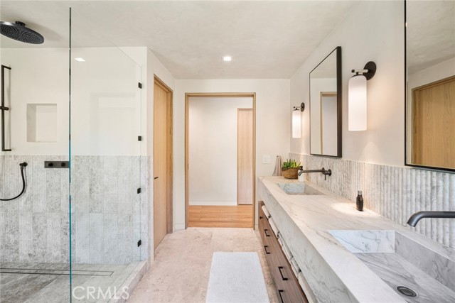 702 Diamond, Laguna Beach CA: https://media.crmls.org/medias/f37faa9f-c1c2-491b-b56a-3c436ef8a143.jpg