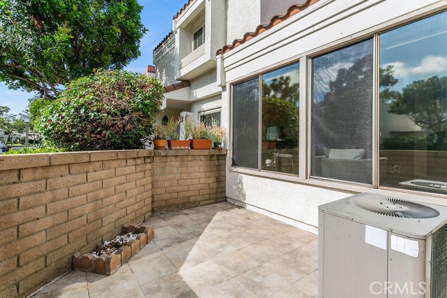 21 Morena, Irvine CA: https://media.crmls.org/medias/f380bee9-c43b-40e2-836b-6d0eb0420961.jpg