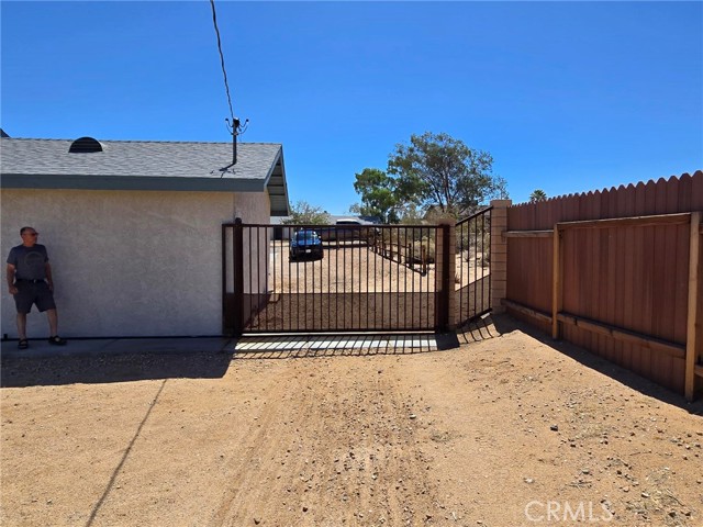 7050 Ivanpah Avenue, 29 Palms CA: https://media.crmls.org/medias/f386e3d1-e9bf-4f71-b95a-fe0dab3cebc7.jpg