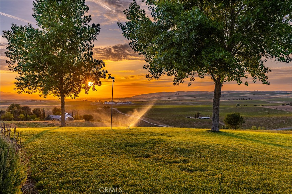 https://media.crmls.org/medias/f387eacc-76c5-4c97-8e41-49905acdf6d0.jpg?preset=X-Large