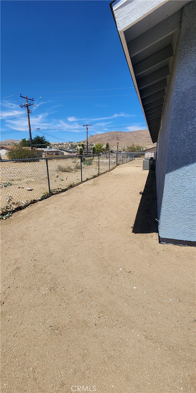 6474 Camarilla Avenue, Yucca Valley CA: https://media.crmls.org/medias/f3898e67-6040-498d-82d8-ee9213e08757.jpg