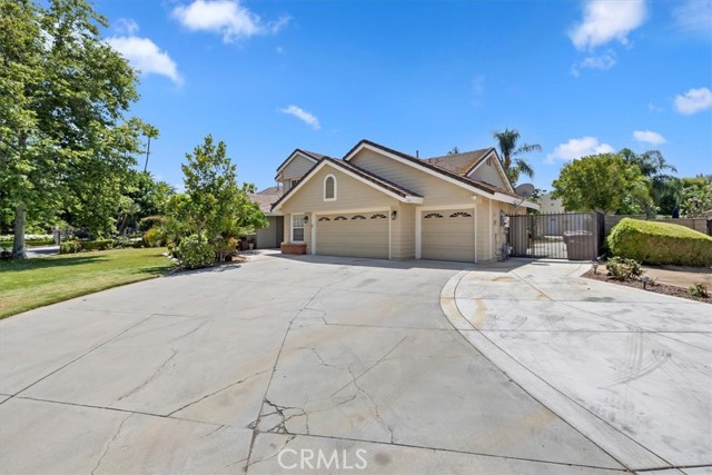 10854 Beltramo Circle, Riverside CA: https://media.crmls.org/medias/f38a0273-5ff9-498a-8e5e-06fc3f8ef45e.jpg