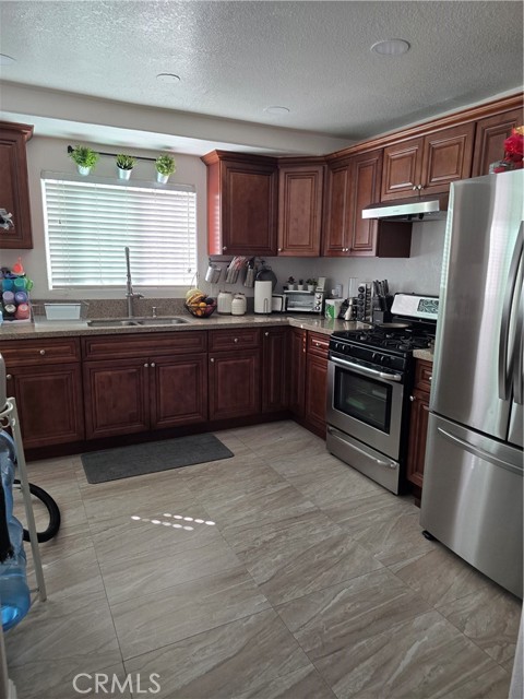 Detail Gallery Image 4 of 21 For 10407 Lou Dillon, Los Angeles,  CA 90002 - 6 Beds | 4 Baths