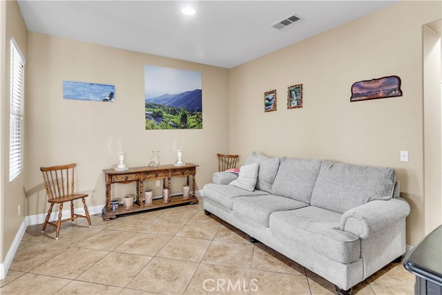 Detail Gallery Image 11 of 22 For 9544 Tanzanite Ave, Hesperia,  CA 92344 - 5 Beds | 2/1 Baths