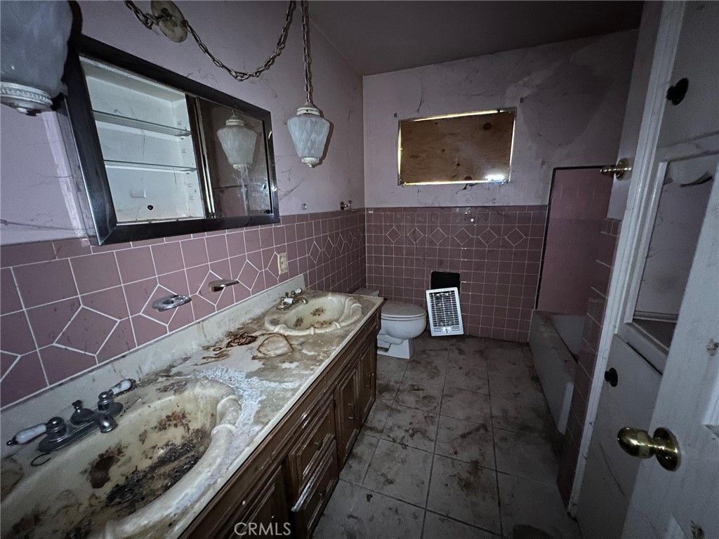 https://media.crmls.org/medias/f38fd136-93f8-4030-b7a3-1c28babfe76f.jpg?preset=X-Large