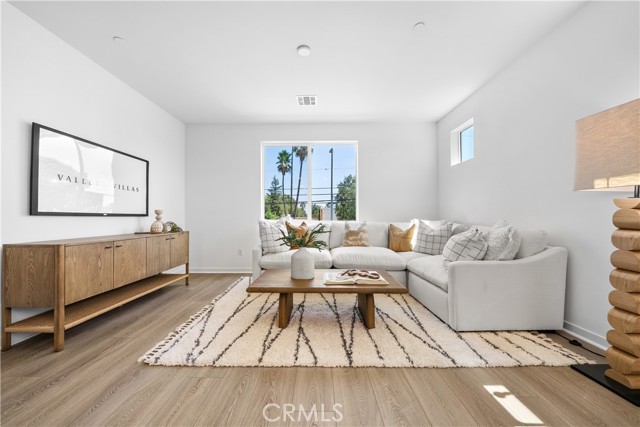 Detail Gallery Image 7 of 28 For 9423 N Sepulveda Blvd #1,  North Hills,  CA 91343 - 3 Beds | 3/1 Baths