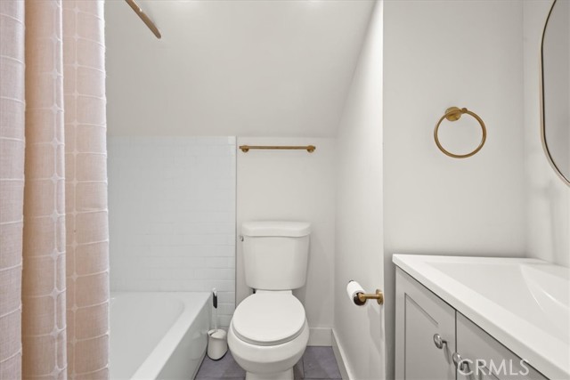 Upper loft full bath