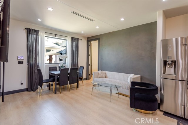 Detail Gallery Image 4 of 37 For 8252 Morse Ave, North Hollywood,  CA 91605 - 3 Beds | 3 Baths