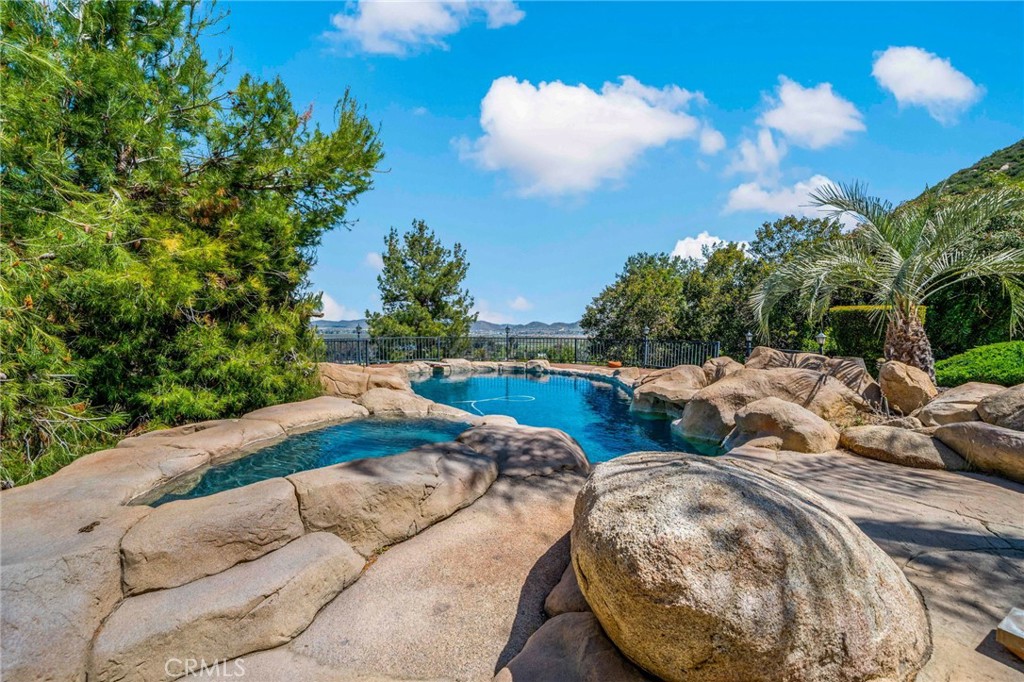 https://media.crmls.org/medias/f3981b45-2b25-4af2-9264-466bb127a78f.jpg?preset=X-Large