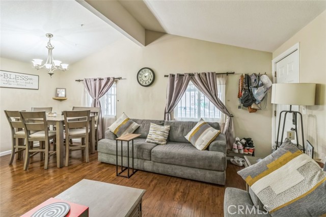 Detail Gallery Image 3 of 12 For 8221 Ilex St #10,  Fontana,  CA 92335 - 3 Beds | 2 Baths