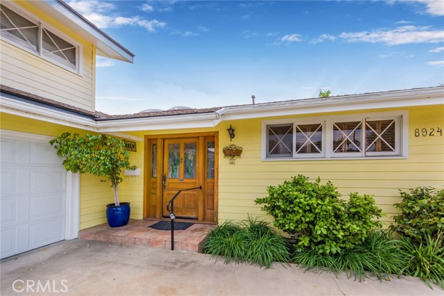 Detail Gallery Image 2 of 23 For 8924 Chimineas Ave, Northridge,  CA 91325 - 4 Beds | 2 Baths