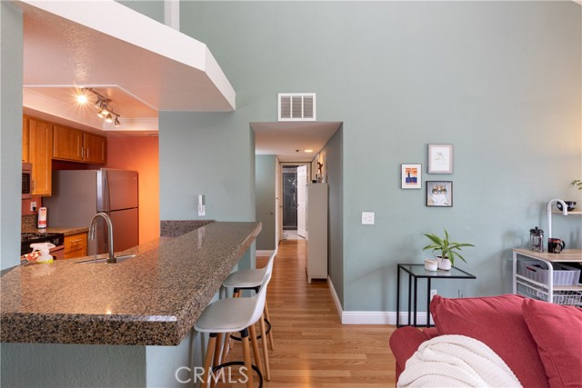 Detail Gallery Image 7 of 35 For 1100 Euclid Ave #304,  Long Beach,  CA 90804 - 2 Beds | 2 Baths