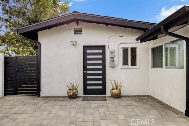 20200 Clark Street, Woodland Hills CA: https://media.crmls.org/medias/f39a4a70-fe9e-452d-953b-b1f1ad69cff5.jpg