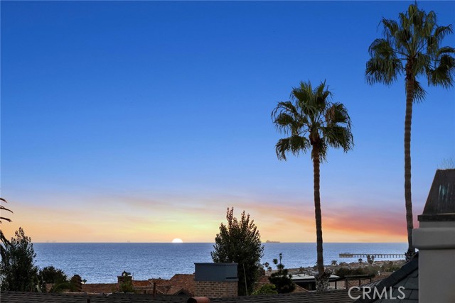215 Marigold Avenue, Corona del Mar CA: https://media.crmls.org/medias/f39a9390-bf79-4ecf-8490-02df22d96ace.jpg