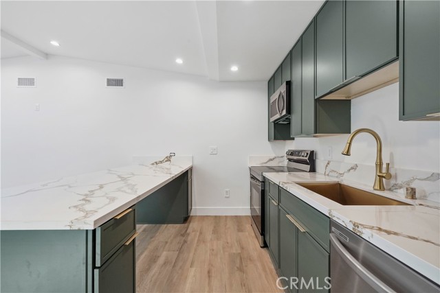 Detail Gallery Image 8 of 32 For 10028 Shoup, Chatsworth,  CA 91311 - 2 Beds | 2 Baths